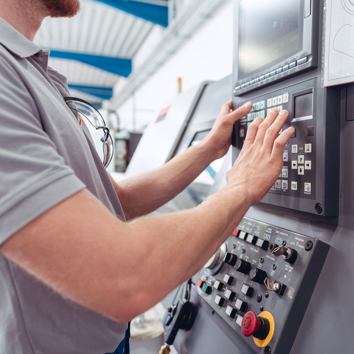 mann-steht-an-cnc-maschine